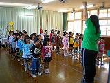 内間幼稚園 年長クラスの修了式練習の様子。