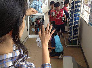 子供たちの活動の様子をiPad miniで撮影しています。
